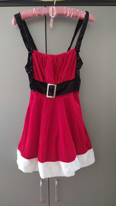 Червена къса рокля, празнична визия с шапка и долно бельо