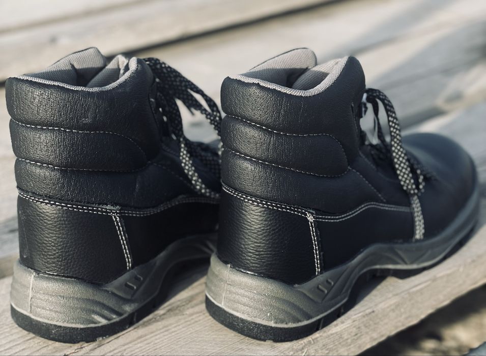 Спецобувь. Құрылысқа арналған аяқкиім/етік.