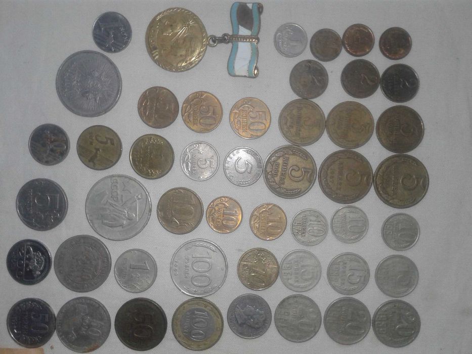 Манети и рубли разних стран.