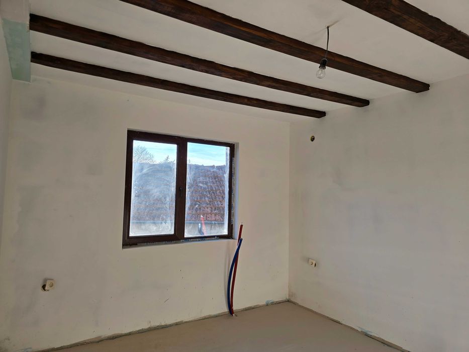 Реновирана къща с  голям двор в  с. Kъпиново / Велико Търново