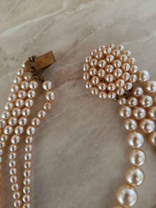 Продавам три перлени огърлици
