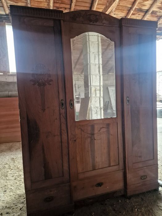 Масивен стар гардероб