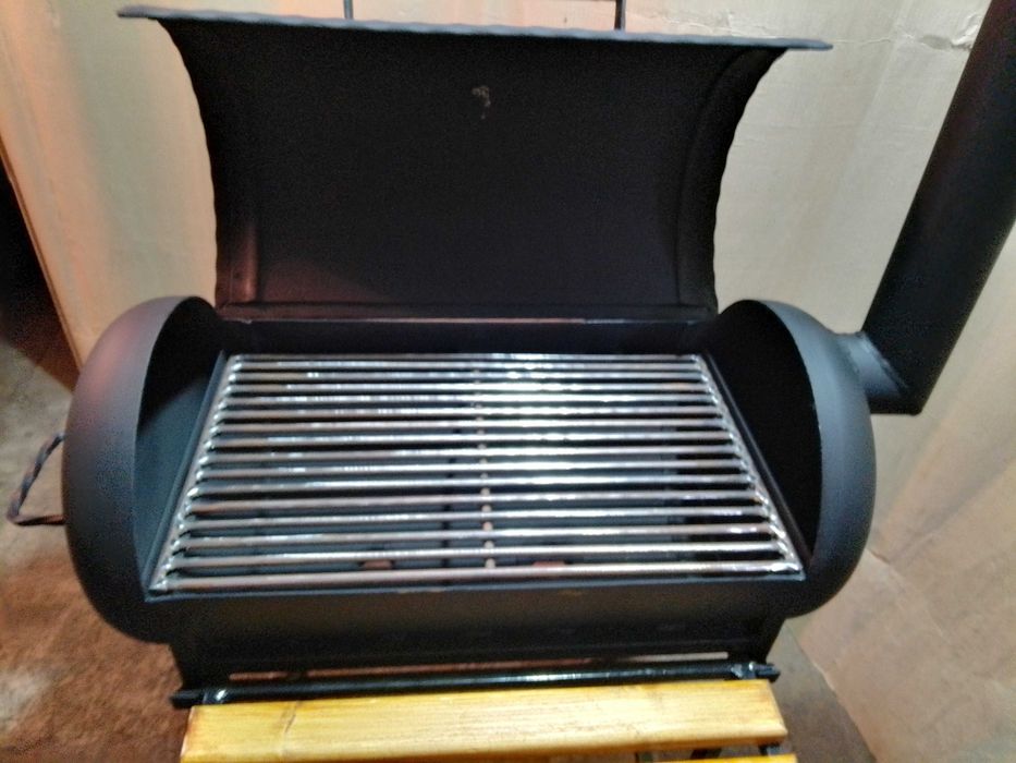 Барбекю на дърва и дървени въглища:BBQ с крака от шевна машина Сингер.