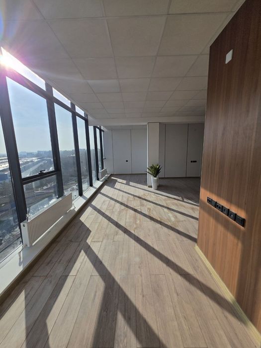 Сдается в новом бизнес центре аренду нежилое помещение под бизнес