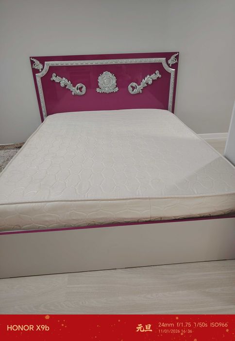 Двуспальная кровать