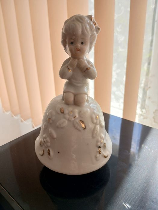 Cutie muzicală rotativă vintage din porțelan, realizată sub forma unei fetițe care se roagă