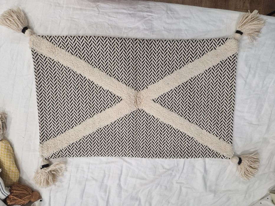 Подушки с индийской наволочной