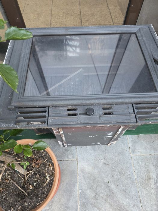 Focar șemineu fontă , foarte puțin folositeficiență calorică ridicată. stare perfecta, grătar, placa de fontă .