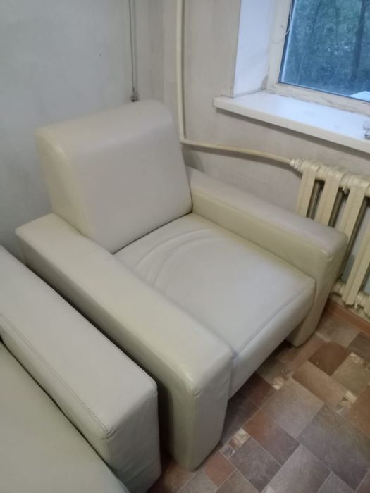 Срочно сатылады. 1 диван 2 кресло.