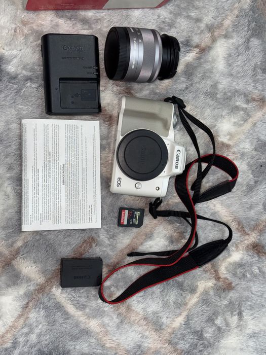 Canon EOS M50 Wi-Fi Kamera & EF-M 15-45mm IS STM Obeyktiv (Oq)