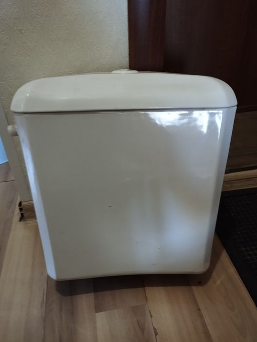 Бачок унитаза. И крышка