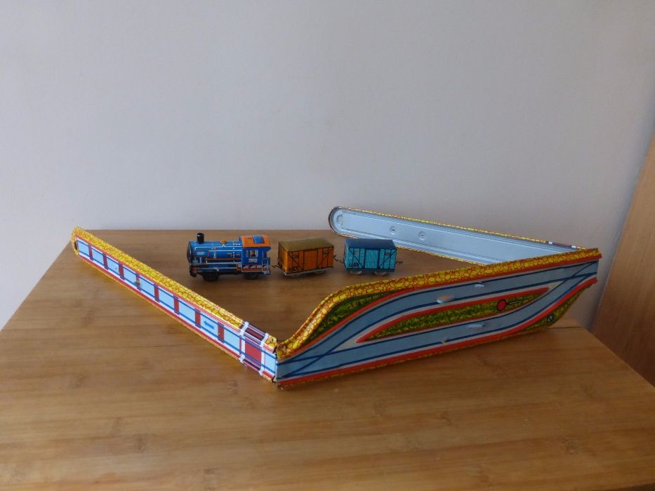 Механично влакче с ключе и релси игра играчка 1970 г