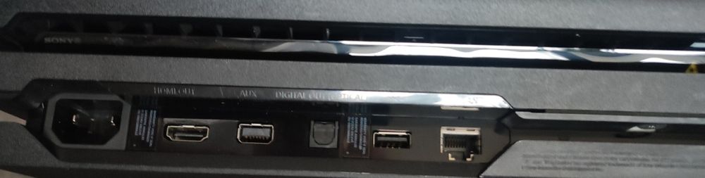 Vând PS4 PRO  foarte puțin folosit