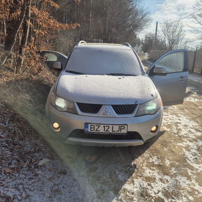 Vând Mitsubishi Outlender