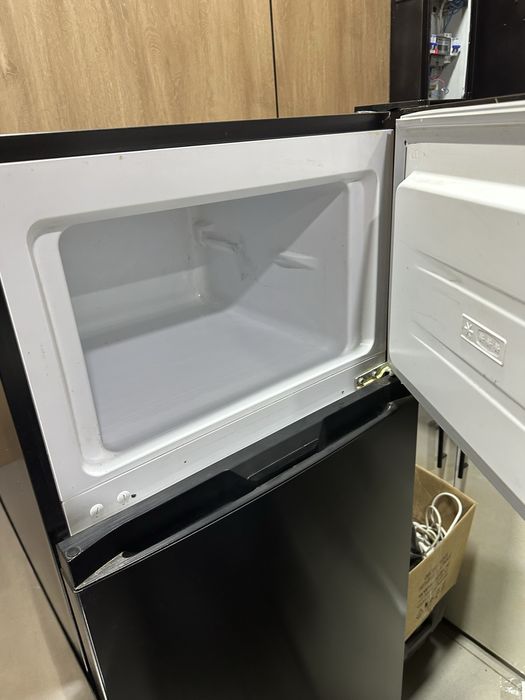 Холодильник T-TECH - двухкамерный, стильный черный, в отличн состоянии