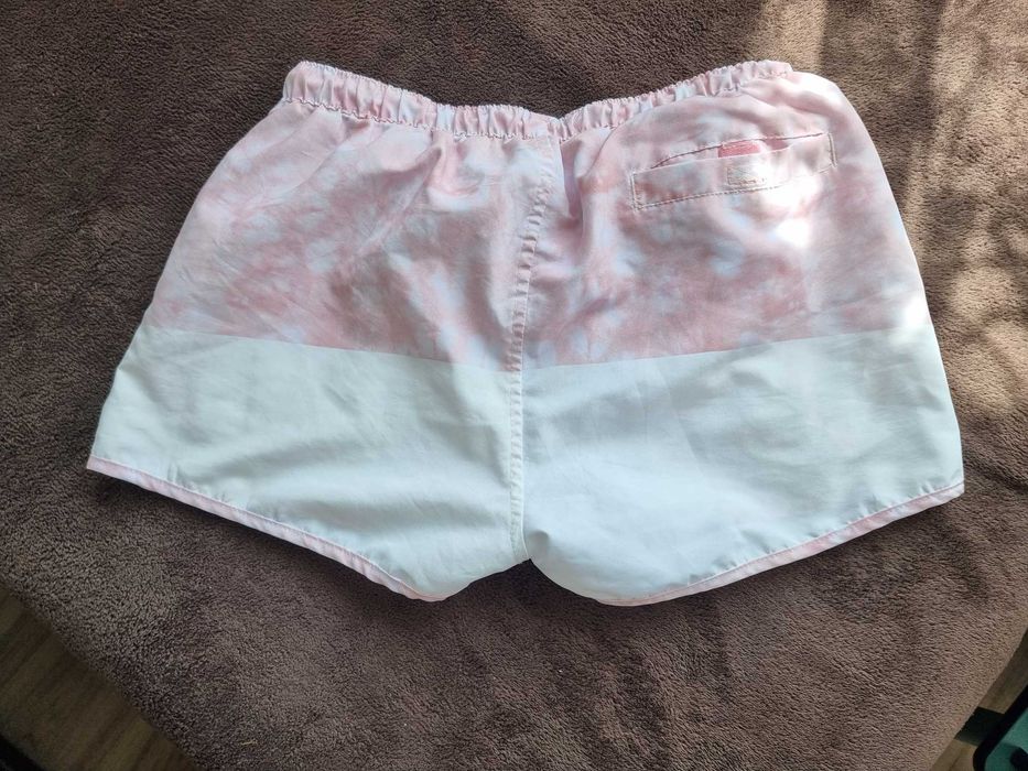 Маратонки,почти като нови и подадък къси панталонки.