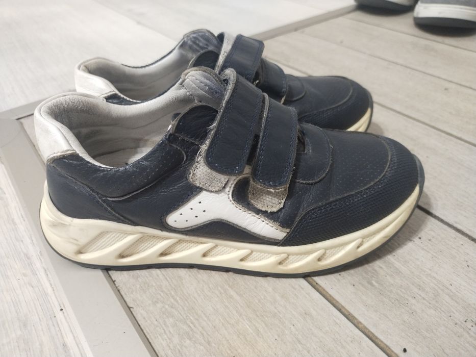 Продам детские кроссовки