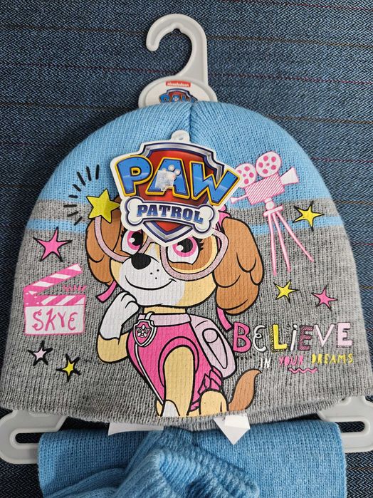 Продавам чисто НОВ комплект (шапка, шал, ръкавици) Paw Patrol - Skye