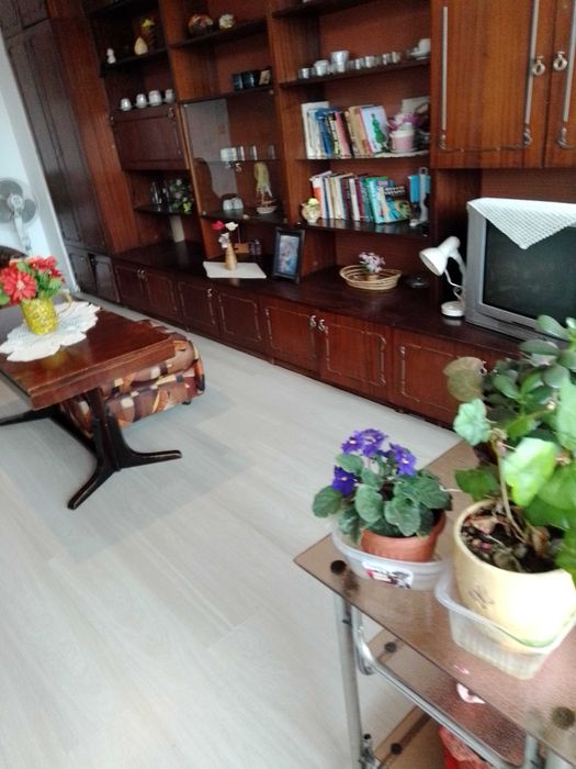 Дава двустаен апартамент под наем в центъра