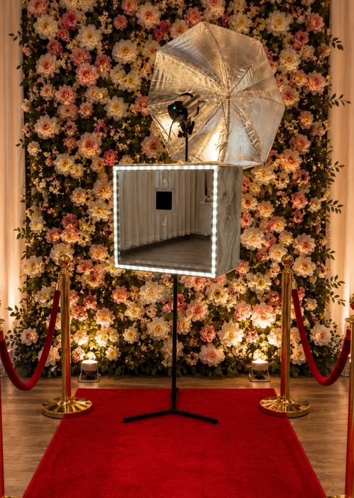 Cabina foto eleganta + stalpisori aurii și covor rosu - poze pe loc - preturi competitive - amintiri pe viata - oglinda poze - Photo Boot
