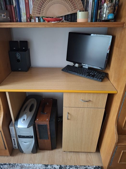 Vand birou, Scaun si computer