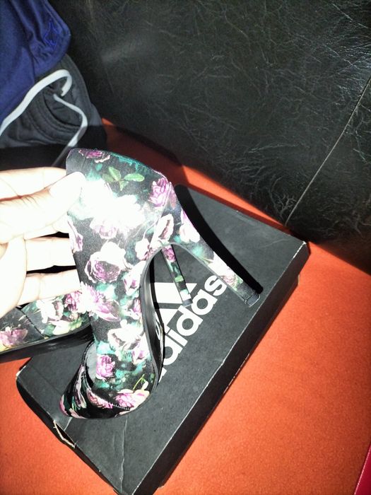 Încălțăminte damă numărul 37-38 și haine.