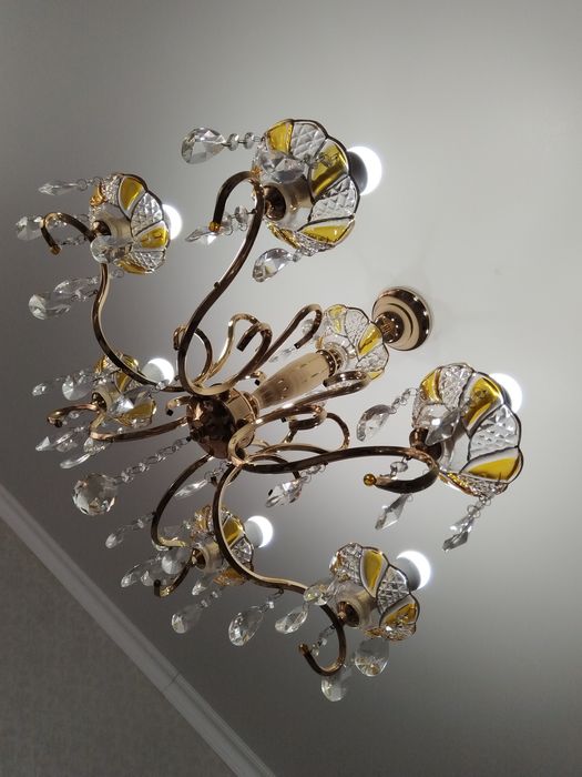 Продам люстру 6 рожковую