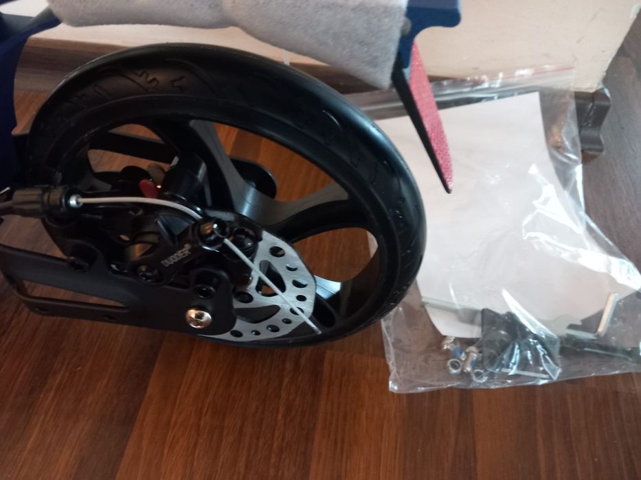 Trotineta adulti. 2 amortizoare. Frana de mana pe disc. 100 kg. Noua!