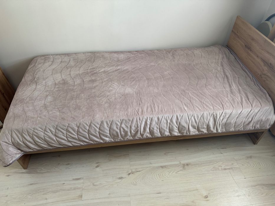 Единично легло 200x90 с подматрачна рамка и матрак