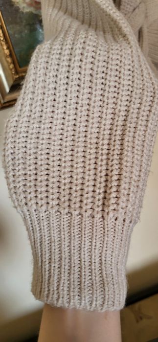 Pulover crem deosebit