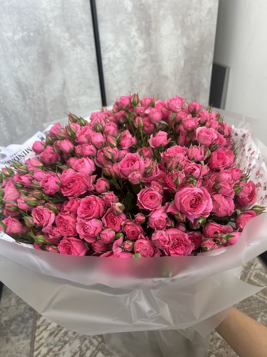 Пышные кустовые розы