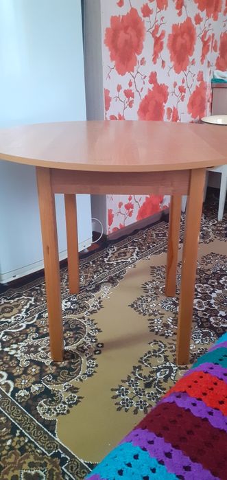 Продаю  круглый стол