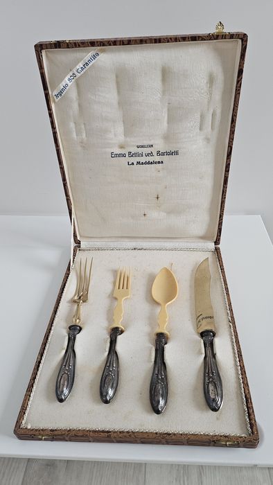 Сребърни прибори за сервиране