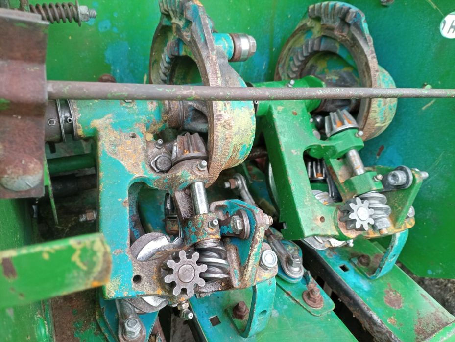 Vând presă John Deere 332A