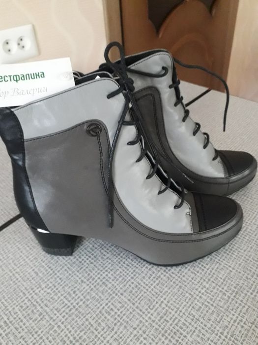 Продам женские ботинки