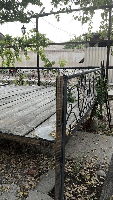 Топчан крепким металлокаркасом и коваными элементами
