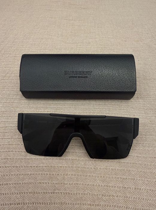 Солнцезащитные очки Burberry