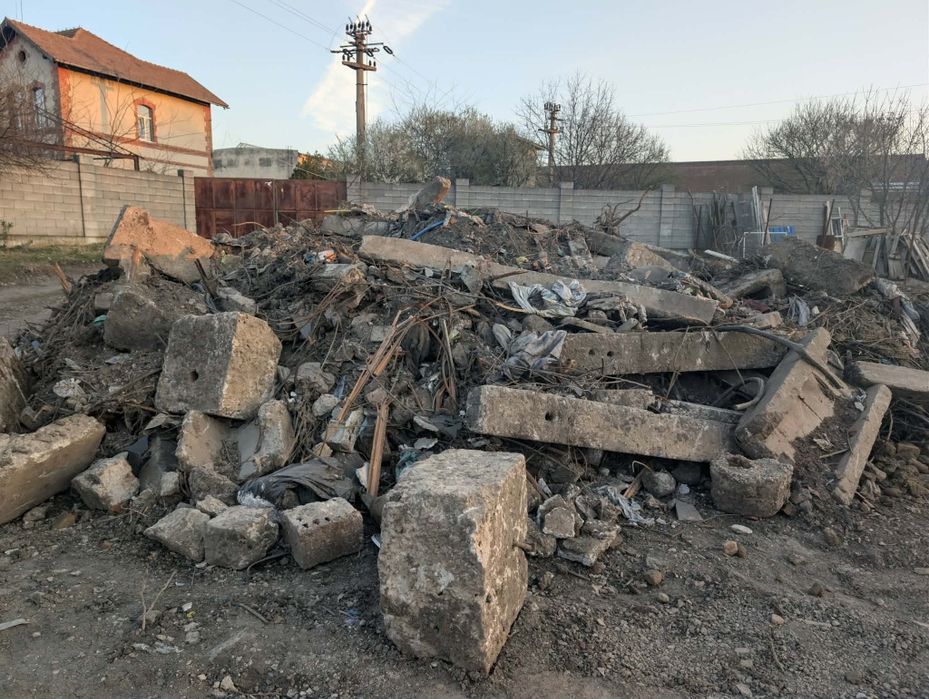 Donez gratuit moloz si stalpi de beton