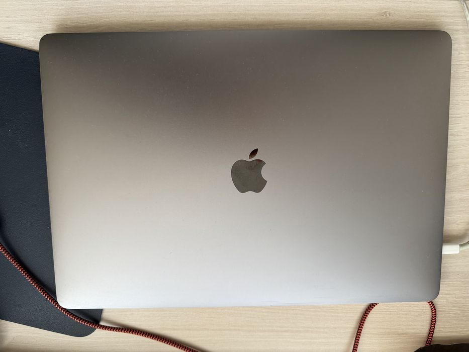 MacBook Pro 15 inch (2016) i7 / 16GB RAM – functional, baterie uzata