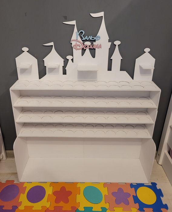 Етажерка Аудио приказки. Етажерки за фигурките и книжките.