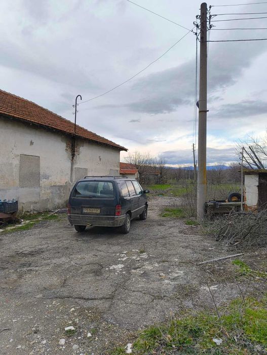 Продавам стопански постройки - обори