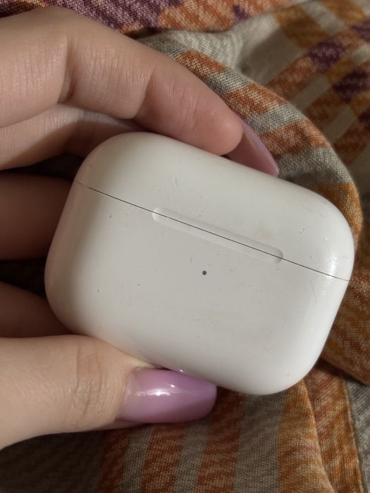 AirPods Pro 2. Кейс и левый наушник