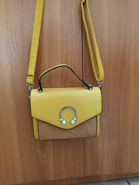 Дамска жълта чантичка