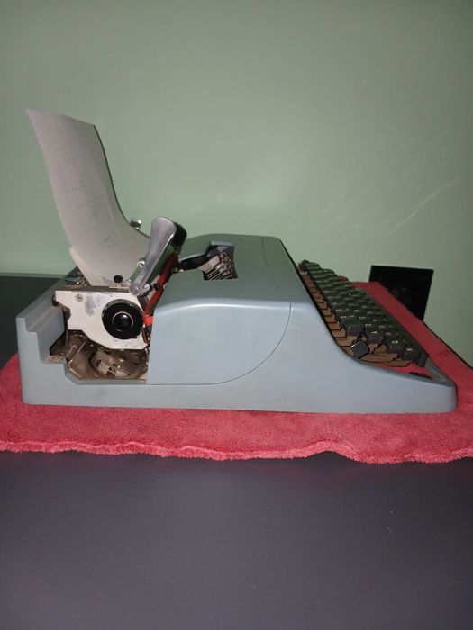 Италианска пишеща машина Olivetti Lettera 32