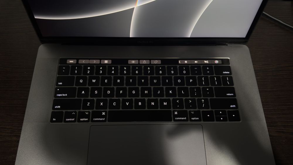 MacBook Pro 15" Touch Bar (2016) | Core i7 | 16GB RAM | 512GB SSD