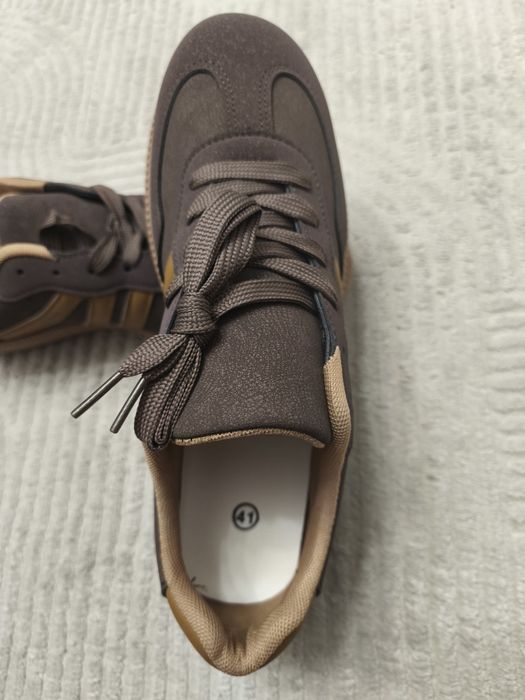 Кроссовки WALKING

Новые,