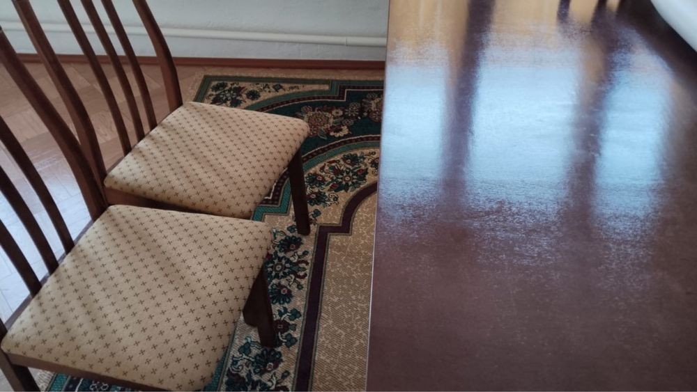 Стол со стульями и ковер