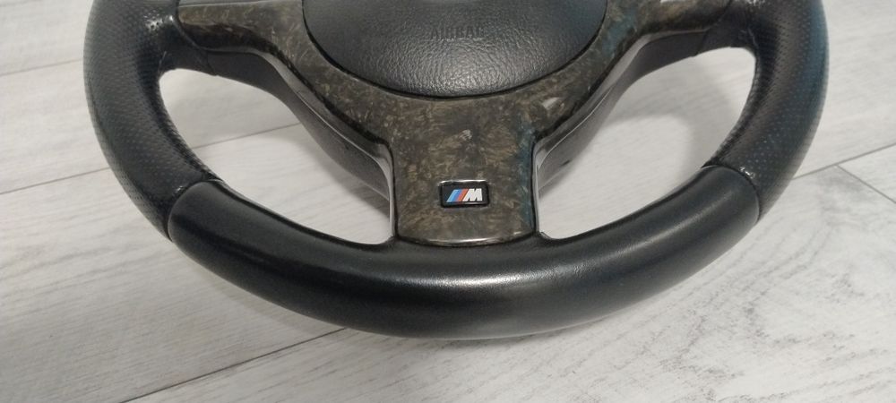 М волан с карбонови детайли