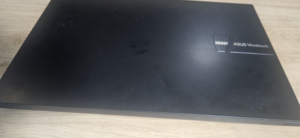 Laptop asus slim , impecabil , f puțin folosit i3 vând schimb