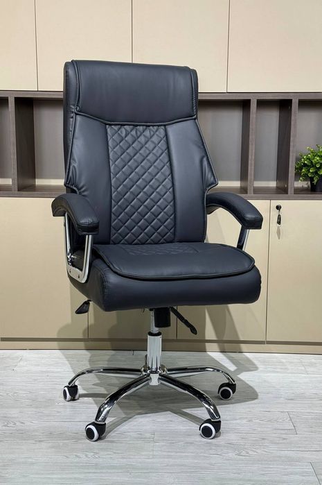 Офисное кресло для руководителя модель Born